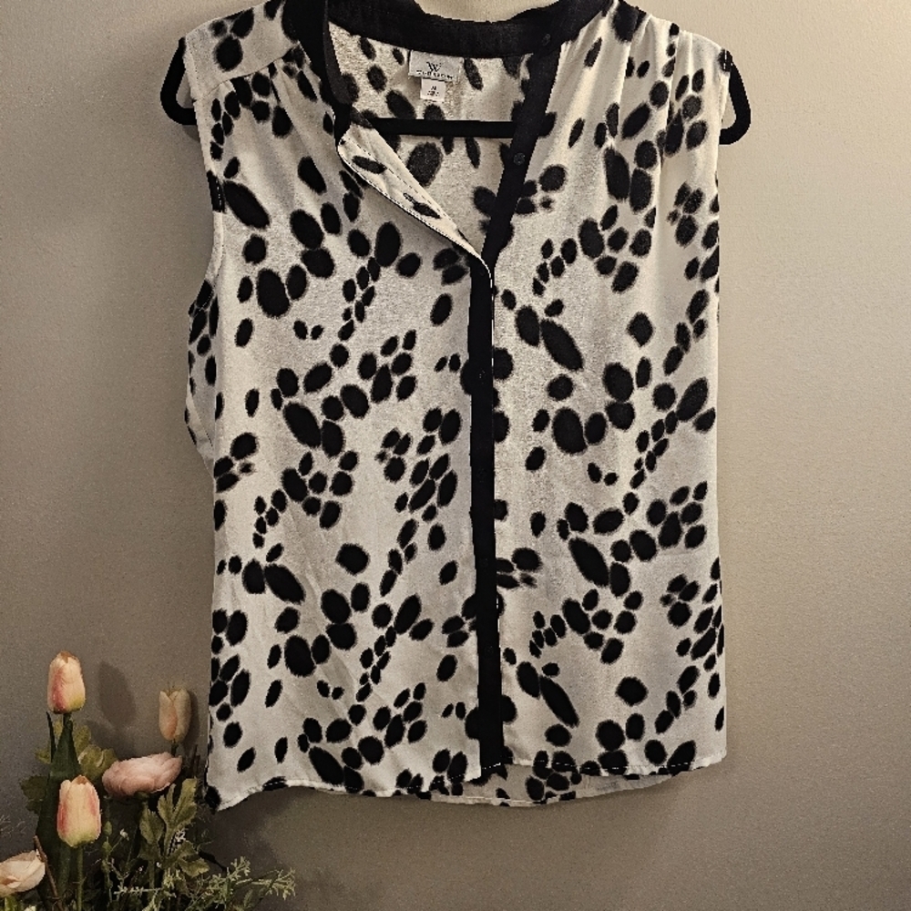 Worthington Black and White V-Neck Sleeveless Blouse Size Medium